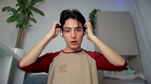 Snapshot of sebas_rose chatting on 01.05.25 sebas rose online show from 01.05.25