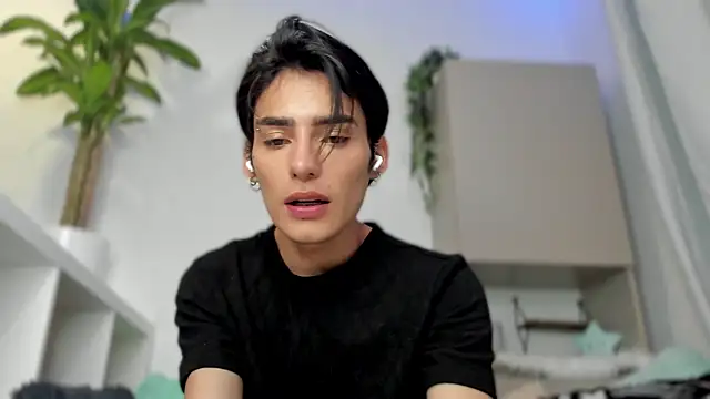 Snapshot of sebas_rose chatting on 01.08.25 sebas rose online show from 01.08.25