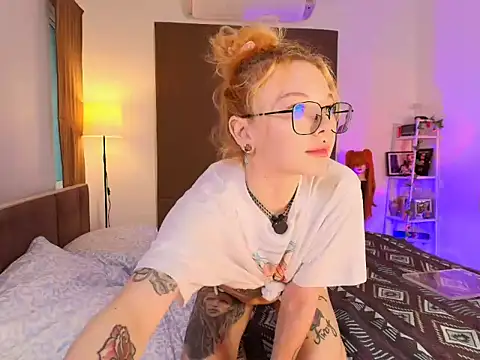 Snapshot of juicyshow_ chatting on 10.10.25 juicyshow online show from 10.10.25