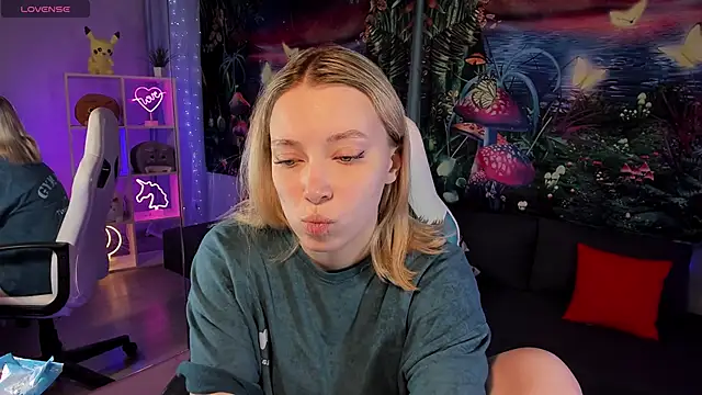 Snapshot of TiffanyBatson chatting on 12.19.24 TiffanyBatson online show from 12.19.24