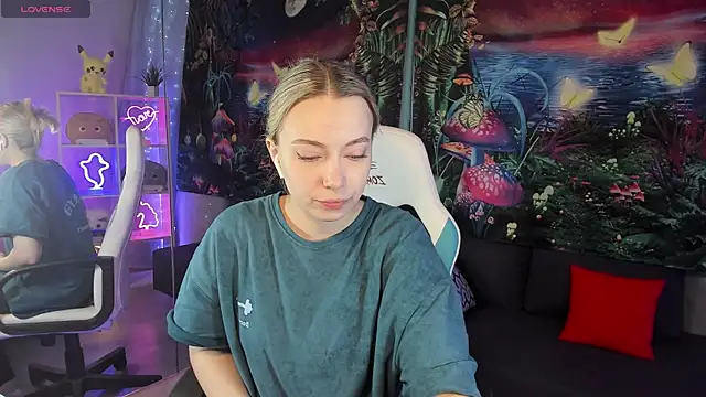 Snapshot of TiffanyBatson chatting on 12.20.24 TiffanyBatson online show from 12.20.24