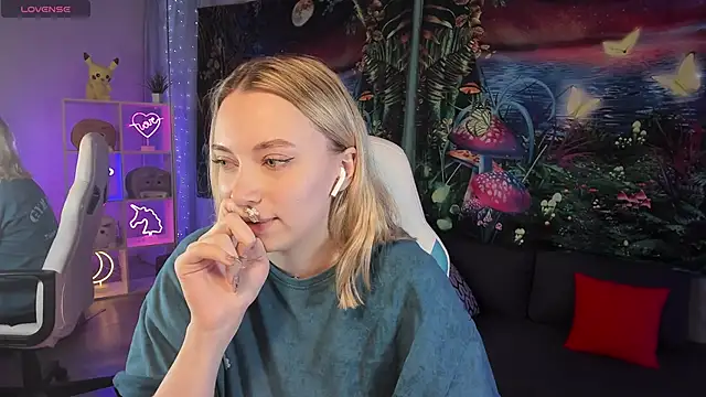 Snapshot of TiffanyBatson chatting on 12.20.24 TiffanyBatson online show from 12.20.24