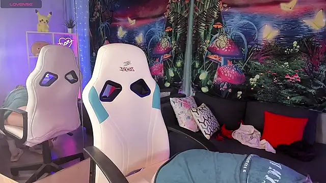 Snapshot of TiffanyBatson chatting on 12.21.24 TiffanyBatson online show from 12.21.24