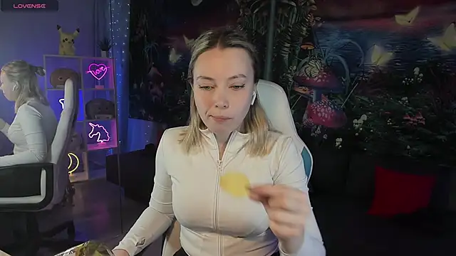 Snapshot of TiffanyBatson chatting on 12.21.24 TiffanyBatson online show from 12.21.24