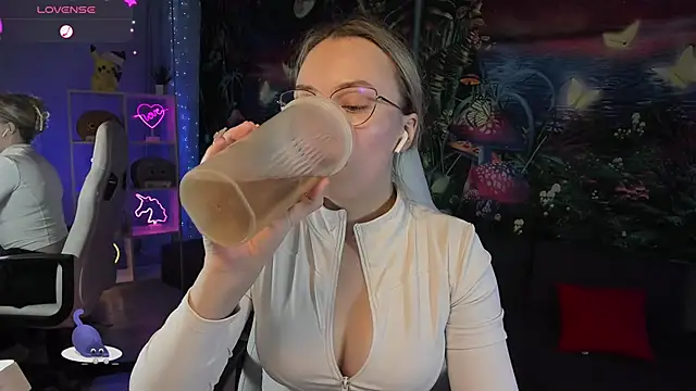 Snapshot of TiffanyBatson chatting on 01.05.25 TiffanyBatson online show from 01.05.25