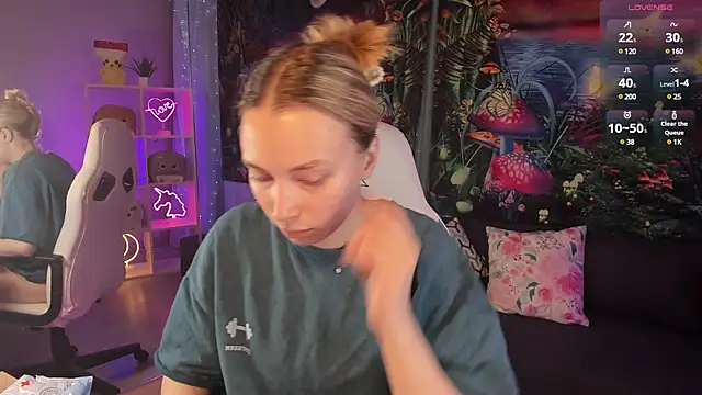 Snapshot of TiffanyBatson chatting on 02.05.25 TiffanyBatson online show from 02.05.25