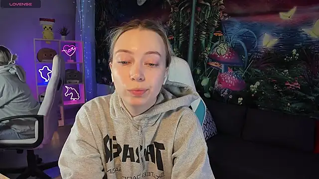 Snapshot of TiffanyBatson chatting on 02.20.25 TiffanyBatson online show from 02.20.25