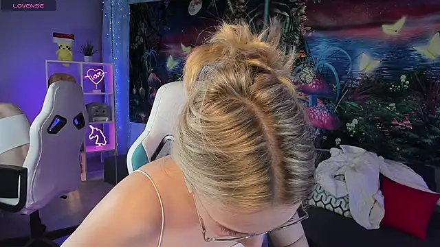 Snapshot of TiffanyBatson chatting on 03.12.25 TiffanyBatson online show from 03.12.25