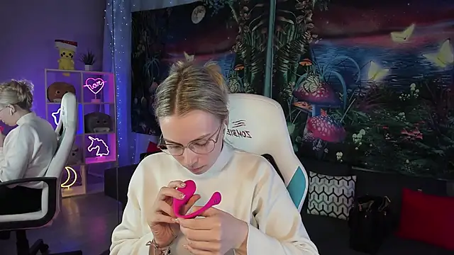 Snapshot of TiffanyBatson chatting on 03.18.25 TiffanyBatson online show from 03.18.25