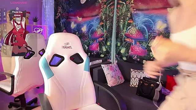 Snapshot of TiffanyBatson chatting on 03.21.25 TiffanyBatson online show from 03.21.25