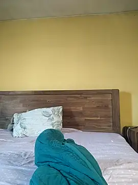 Snapshot of AntoniaHottie chatting on 04.15.26 AntoniaHottie online show from 04.15.26