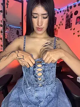 Snapshot of Ahri_Rousse chatting on 04.21.26 Ahri Rousse online show from 04.21.26