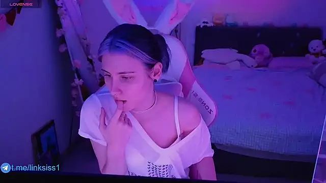 Snapshot of twicewetgirl chatting on 03.19.26 twicewetgirl online show from 03.19.26