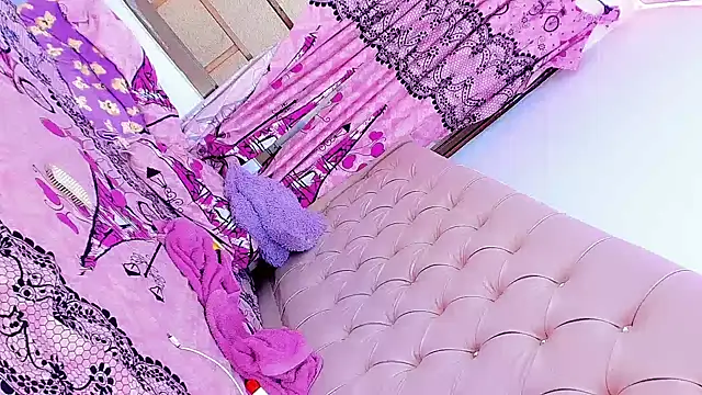 Snapshot of SexyEmmy_10 chatting on 02.15.25 SexyEmmy 10 online show from 02.15.25