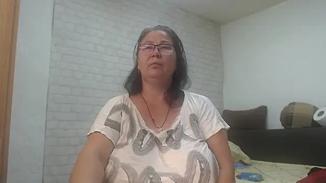 Snapshot of EmmaSquirt chatting on 06.03.26 EmmaSquirt online show from 06.03.26