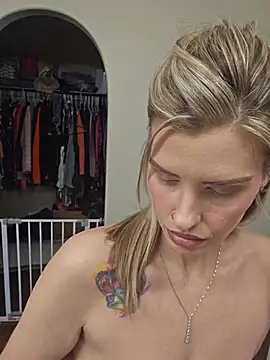 Snapshot of ellieconradxo chatting on 05.14.26 ellieconradxo online show from 05.14.26