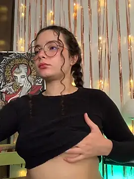 Snapshot of Antoniart_ chatting on 12.19.24 Antoniart online show from 12.19.24