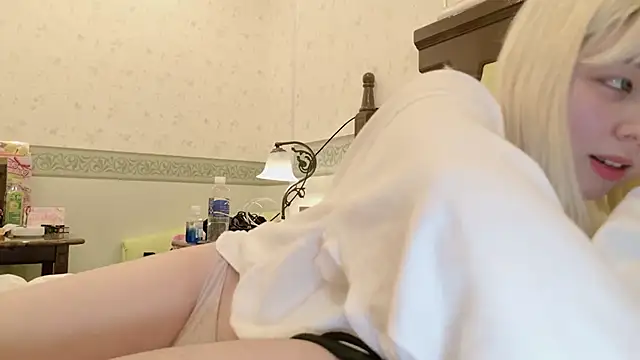 Snapshot of NANAchan_R chatting on 02.18.25 NANAchan R online show from 02.18.25