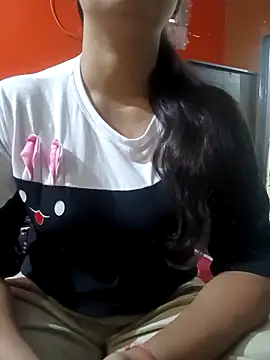 Snapshot of Alina_Khann chatting on 11.17.25 Alina Khann online show from 11.17.25