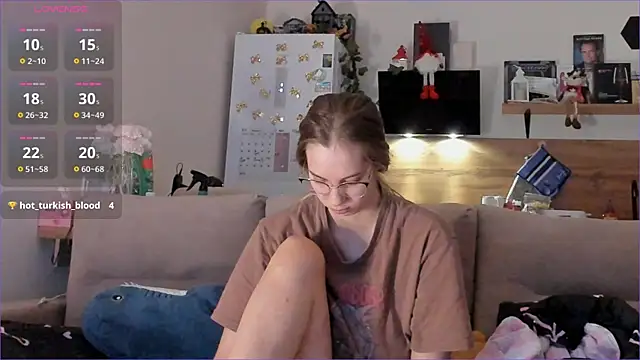 Snapshot of Girl_alone_home chatting on 01.19.26 Girl alone home online show from 01.19.26