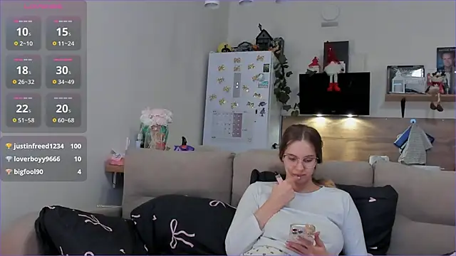 Snapshot of Girl_alone_home chatting on 02.07.26 Girl alone home online show from 02.07.26