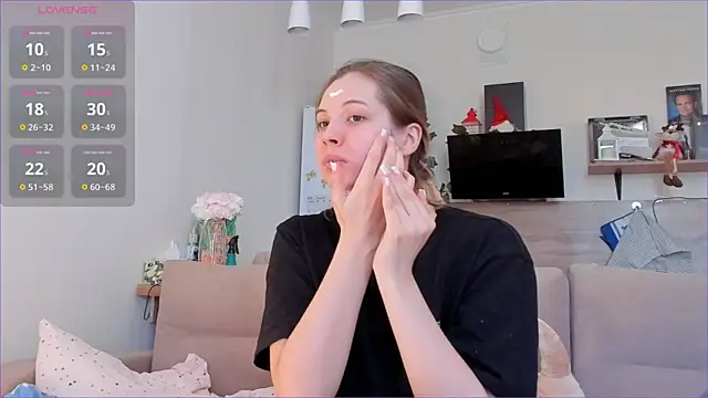 Snapshot of Girl_alone_home chatting on 02.20.26 Girl alone home online show from 02.20.26