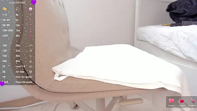 laura-hills18 online show from 10.01.25