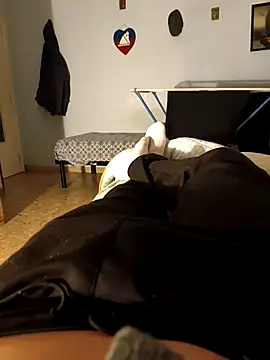 Snapshot of italovene chatting on 12.21.25 italovene online show from 12.21.25