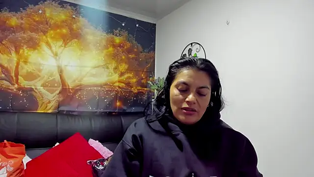 Snapshot of Lust_Mom41 chatting on 12.31.24 Lust Mom41 online show from 12.31.24