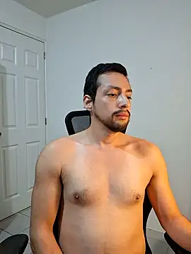 Snapshot of Andresarr93 chatting on 09.18.25 Andresarr93 online show from 09.18.25