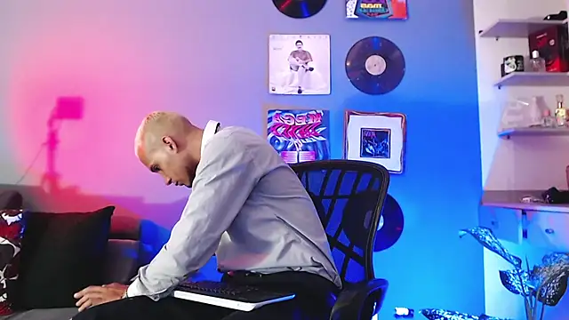 MagnusFrost online show from 01.18.25