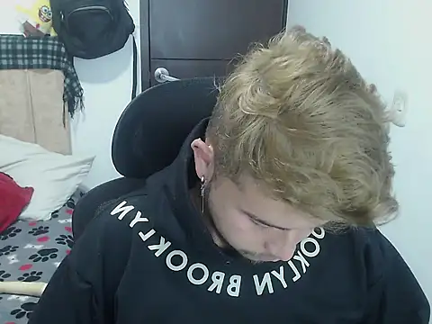 JOHANLEON1 online show from 10.14.25