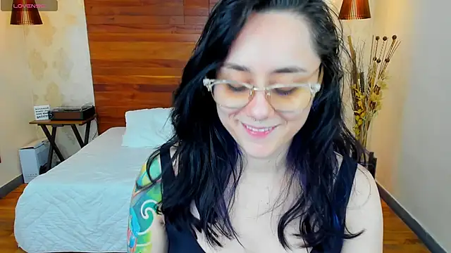 Snapshot of KatherineBond chatting on 01.21.25 KatherineBond online show from 01.21.25