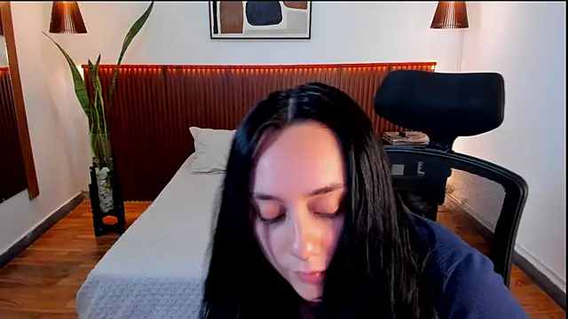 Snapshot of KatherineBond chatting on 09.17.25 KatherineBond online show from 09.17.25