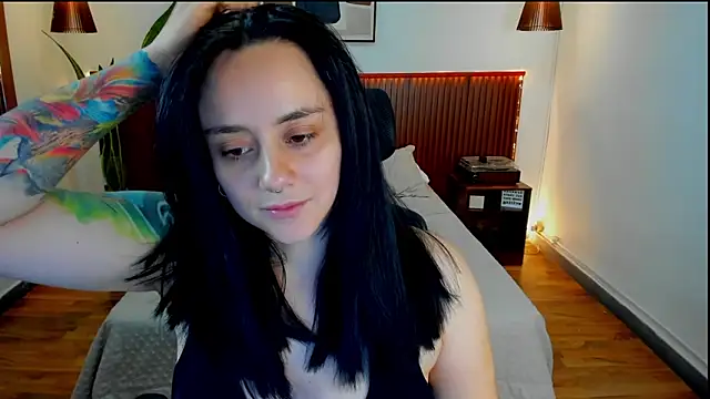 Snapshot of KatherineBond chatting on 09.24.25 KatherineBond online show from 09.24.25