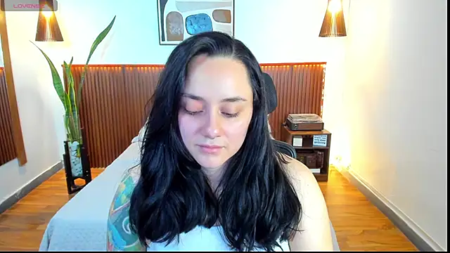 Snapshot of KatherineBond chatting on 09.30.25 KatherineBond online show from 09.30.25