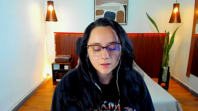 Snapshot of KatherineBond chatting on 10.02.25 KatherineBond online show from 10.02.25