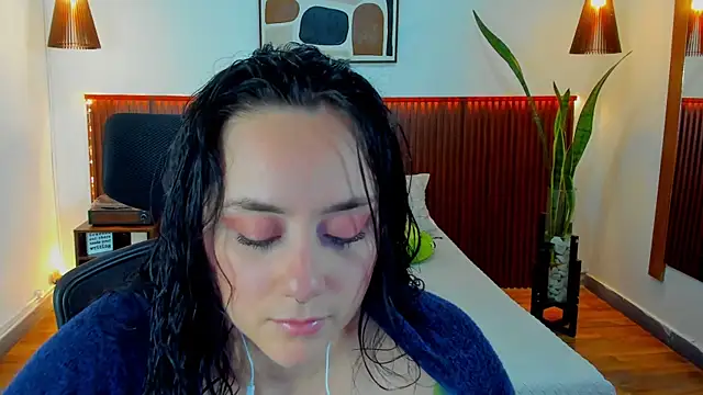 Snapshot of KatherineBond chatting on 10.09.25 KatherineBond online show from 10.09.25