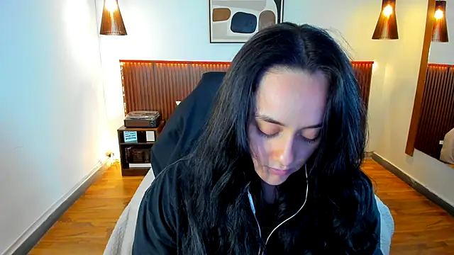 Snapshot of KatherineBond chatting on 10.10.25 KatherineBond online show from 10.10.25