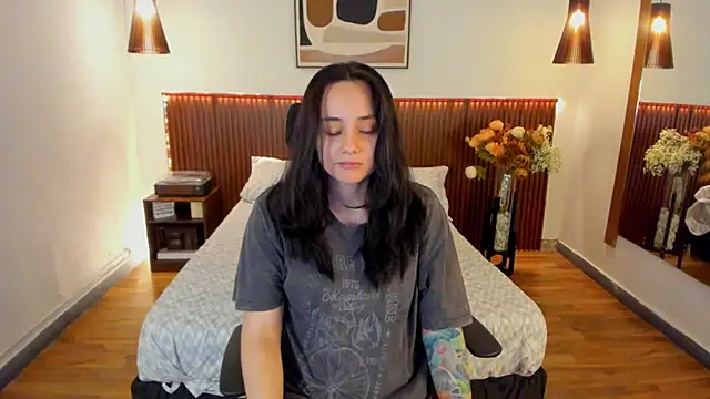Snapshot of KatherineBond chatting on 05.15.26 KatherineBond online show from 05.15.26