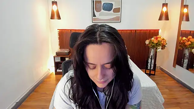 Snapshot of KatherineBond chatting on 07.04.26 KatherineBond online show from 07.04.26