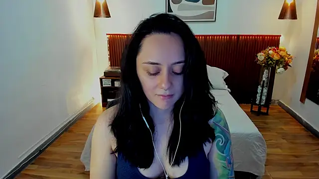 Snapshot of KatherineBond chatting on 07.24.26 KatherineBond online show from 07.24.26