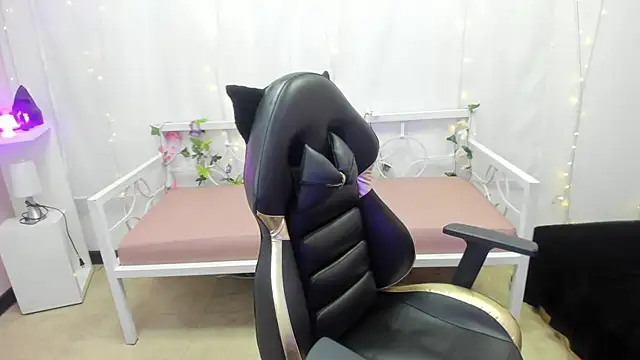 chica Hetfield online show from 02.08.25