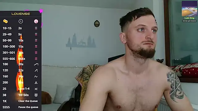 Snapshot of cuple_hoot_ chatting on 03.05.25 cuple hoot online show from 03.05.25