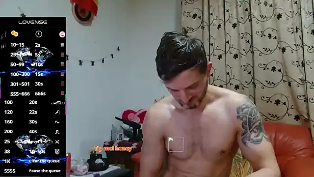 Snapshot of cuple_hoot_ chatting on 10.31.25 cuple hoot online show from 10.31.25