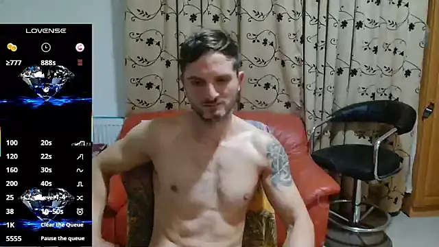 Snapshot of cuple_hoot_ chatting on 11.01.25 cuple hoot online show from 11.01.25