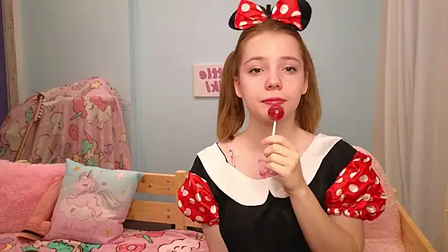 Snapshot of PrincessLittleKiki chatting on 10.30.25 PrincessLittleKiki online show from 10.30.25