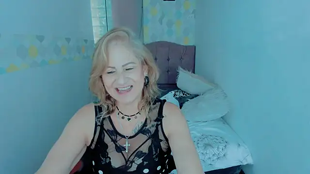 Snapshot of ScarletHoot_ chatting on 01.07.25 ScarletHoot  online show from 01.07.25