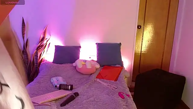 Snapshot of kittycatw chatting on 12.22.25 kittycatw online show from 12.22.25