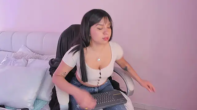 Snapshot of lucy_Bensonn chatting on 03.21.25 lucy Bensonn online show from 03.21.25